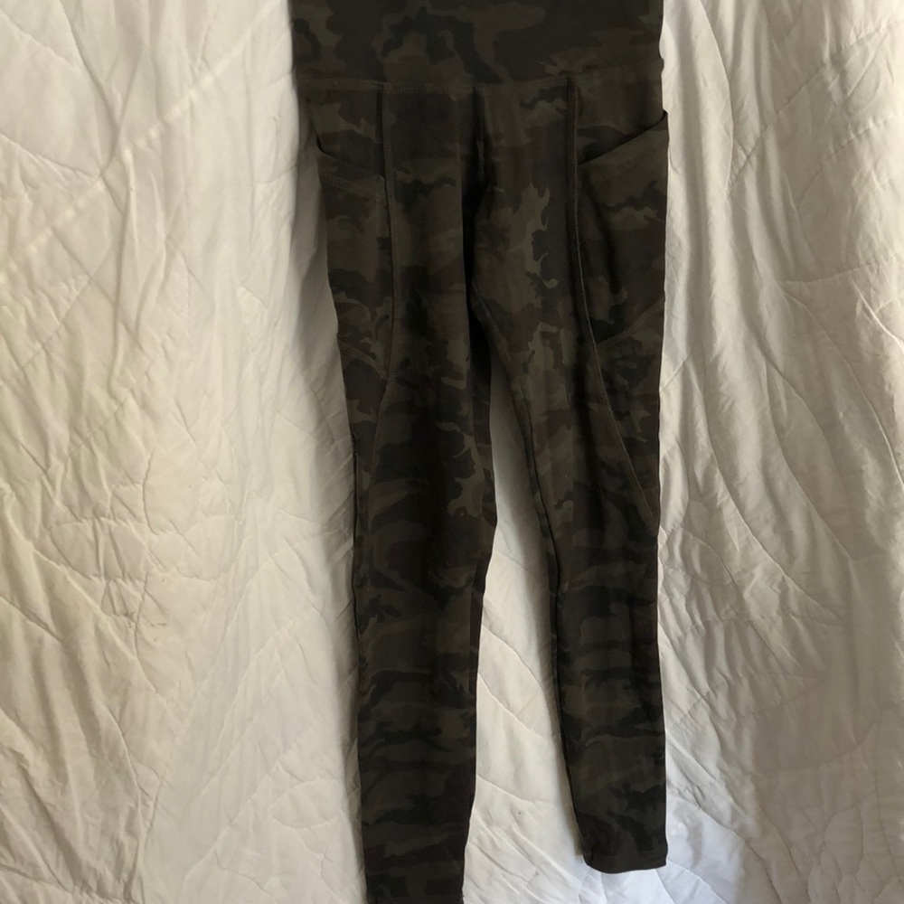 Strut this camo pocket leggings.
